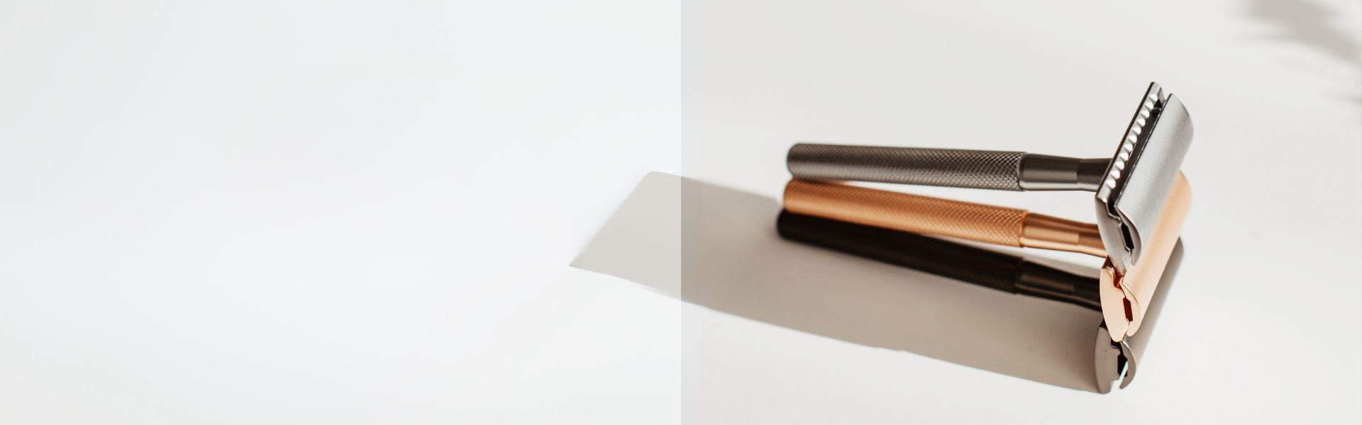 bambaw-stainless-steel-safety-razors-pictured-in-silver-rose-gold-and-black-banner